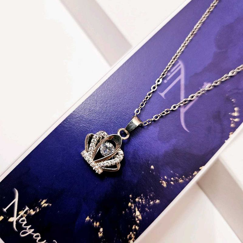 Queen pendant Neckchain